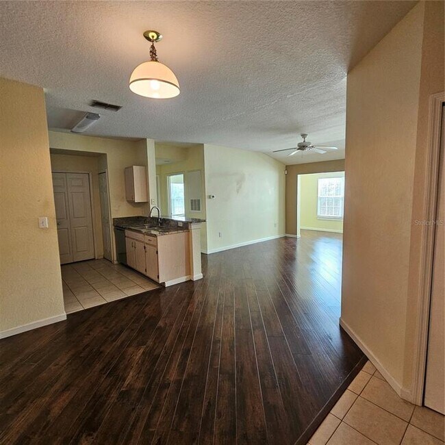 Building Photo - 5483 Vineland Rd