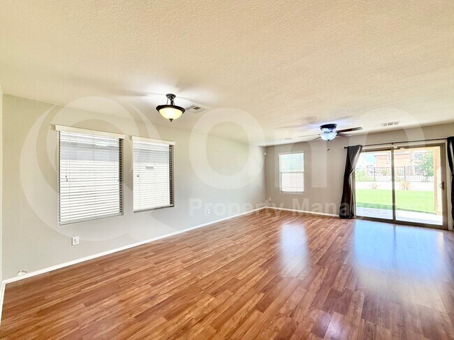 Building Photo - 1032 E Daniella Dr