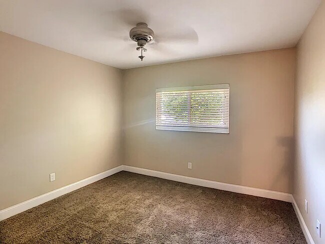 Building Photo - 516 S Plumosa St