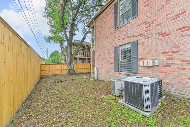 Building Photo - 2255 Braeswood Park Dr