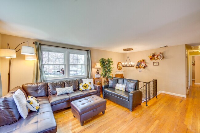 Building Photo - 25 Meadow View Dr