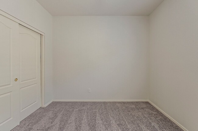 Building Photo - 3 Bed 2 Bath - New Kitchen Appliances\Carp...