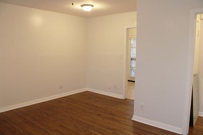 Building Photo - 2825 W Woodlawn Ave