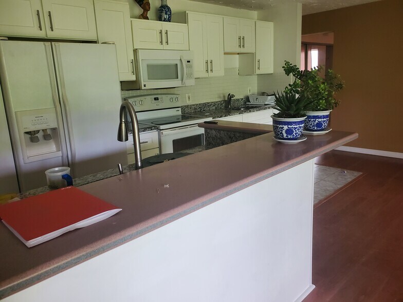 Building Photo - 25501 Edgecliff Dr