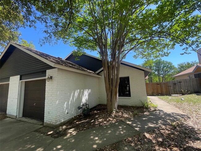 Building Photo - 2029 Redwing Way