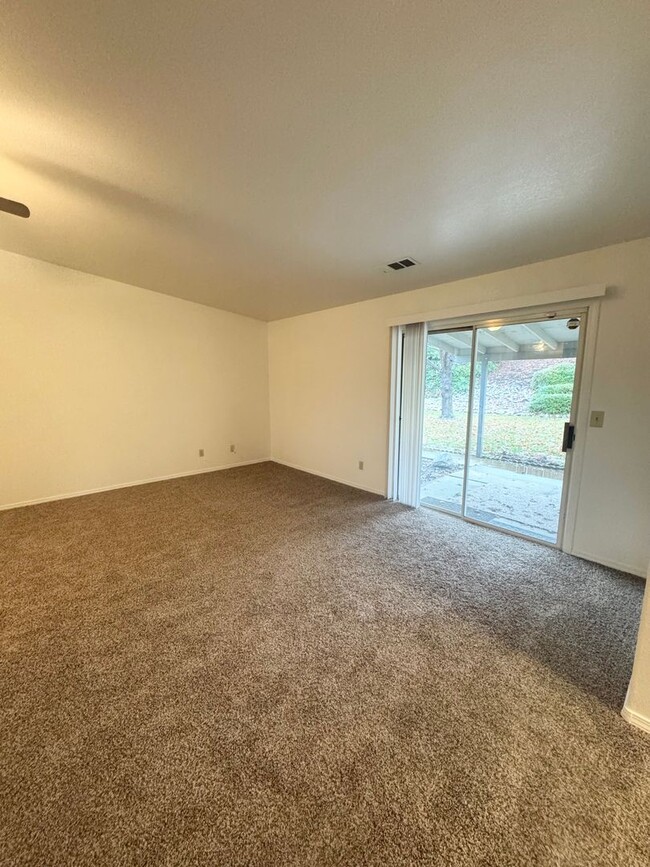 Building Photo - Spacious Home in West Redding