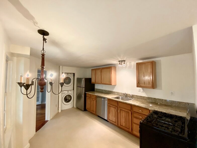 Building Photo - 206 Elm St