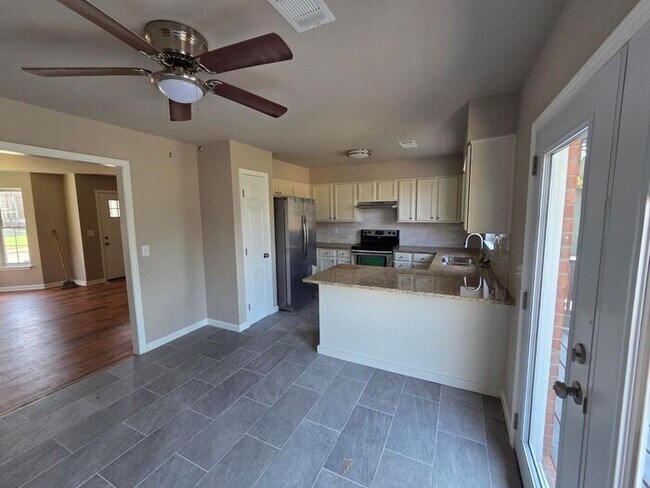 Building Photo - Large 4 Bedroom House in North Nashville - Attached Garage