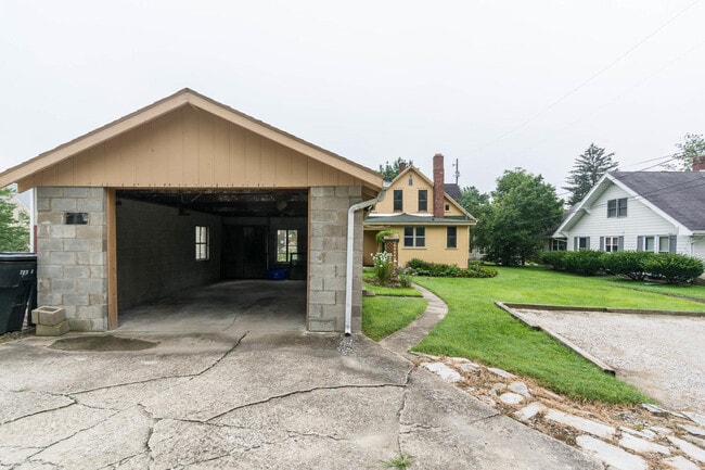 Carport, actually a garage without doors - 715 E 10th St