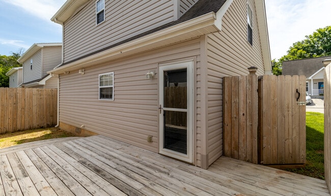 Building Photo - 913 Hazelbrook Way