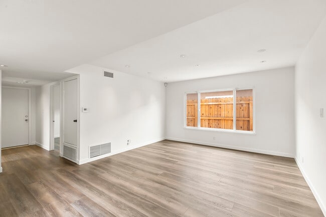 Building Photo - 2957 Seaview Ave