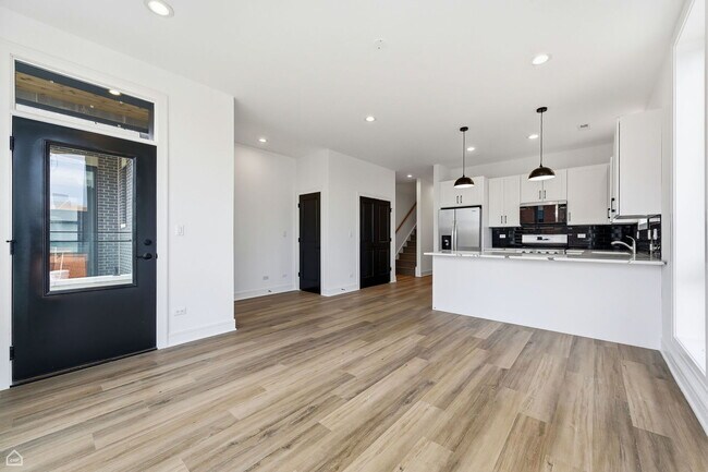 Building Photo - 3902 S Lake Park Ave