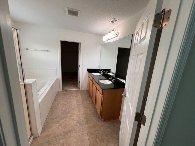 Building Photo - Spacious 4 bedroom, 2.5 bathroom house, no rear neighbors