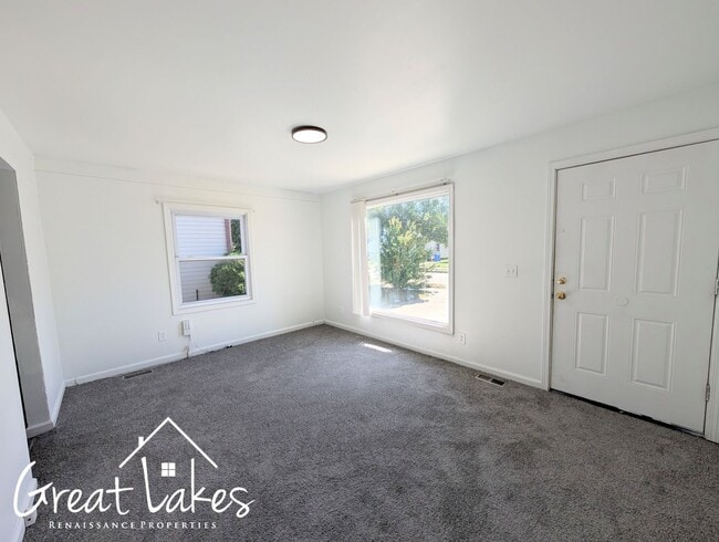 Building Photo - Beautiful 2 Bedroom 1 Bathroom now availab...