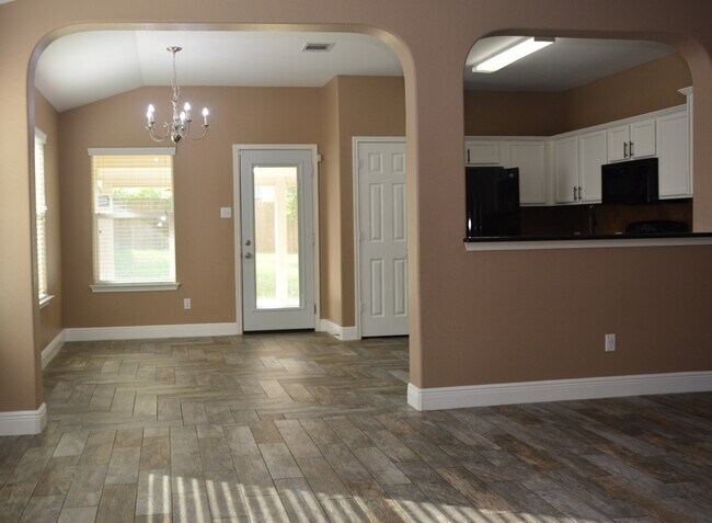 Building Photo - 406 Comal Run