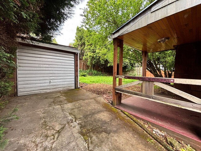 Building Photo - Newly updated 4 bedroom house in Laurelhurst neighborhood!