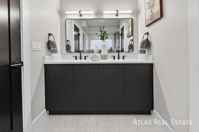 Building Photo - 830 Cherry St