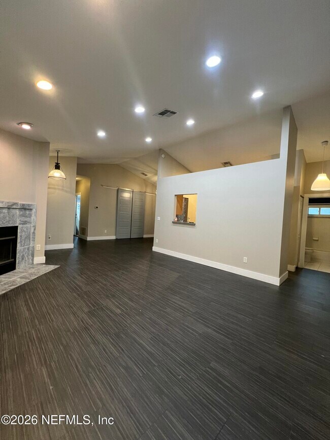 Building Photo - 1115 Main St