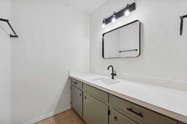 Building Photo - Cute & Convenient Home in Mission!