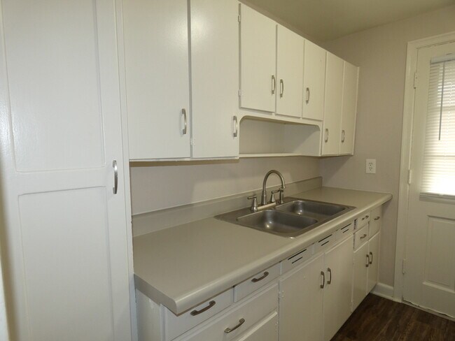 Building Photo - Beautiful Duplex in North Kansas City!
