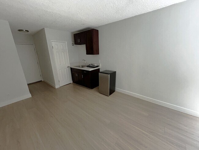 Building Photo - 535 S Catalina St