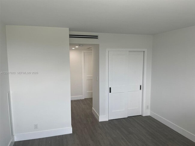 Building Photo - 100 Bayview Dr