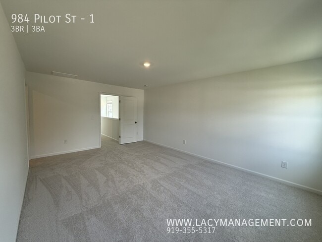 Building Photo - 984 Pilot St