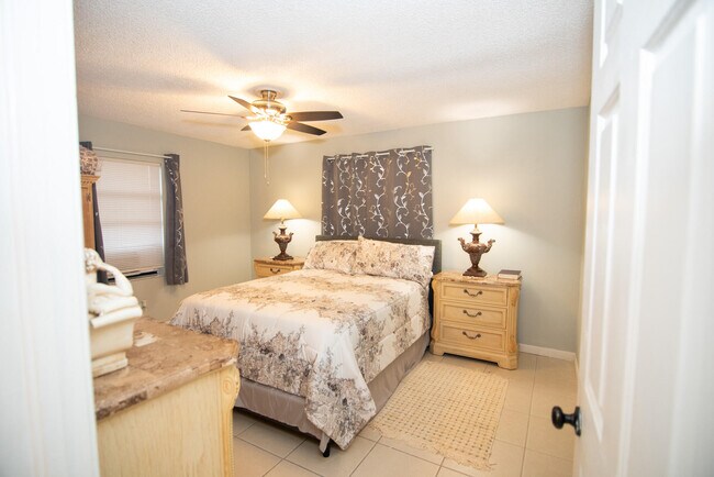 Building Photo - 820 Lantern Tree Ln