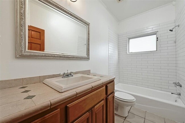 Building Photo - 2829 San Gabriel St