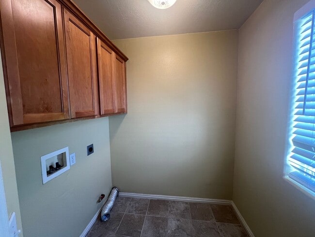 Building Photo - 3 bed, 3 bath Twin-home