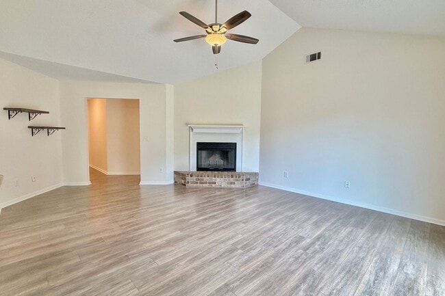 Building Photo - AVAILABLE NOW! (Pet Friendly)