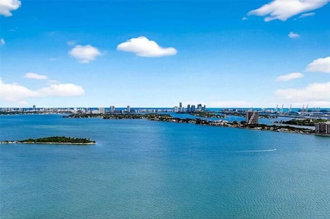 Building Photo - 700 NE 24th St