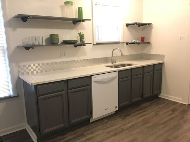 Building Photo - 4 bedroom South Oakland House!