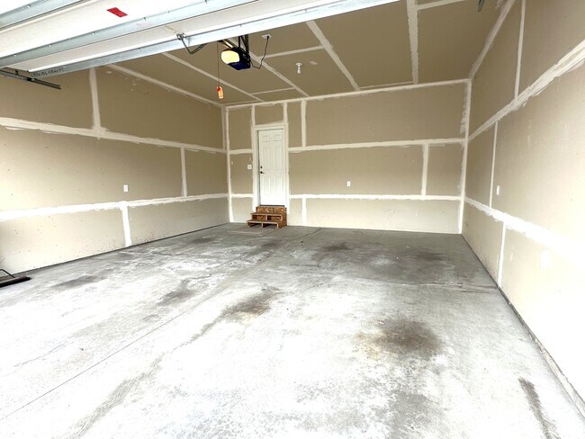 Building Photo - 6218 Shadyview Ln N