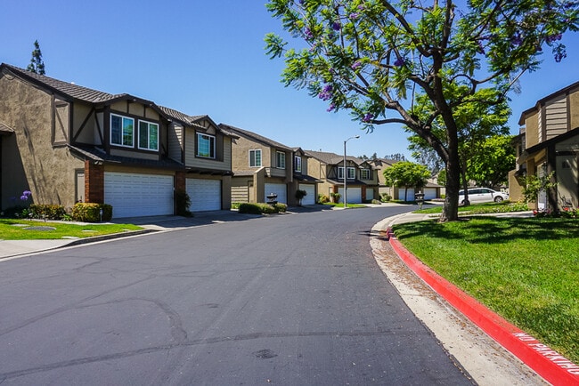 Building Photo - Wonderful 2 bedroom / 2.5 bath Home in Pla...