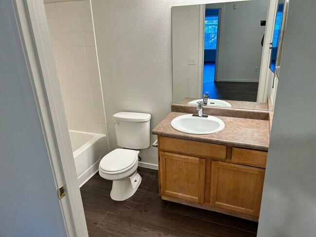 Building Photo - Beautiful unfurnished 2 bedroom in the Southwest (Rainbow and 215)