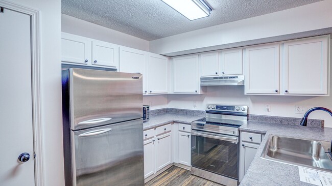 Building Photo - 2 Bdrm / 1.5 Bath Townhouse in Johnson Cit...