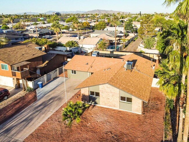 Building Photo - Completely Remodeled 6 bedroom/4 bath Home with New Pool