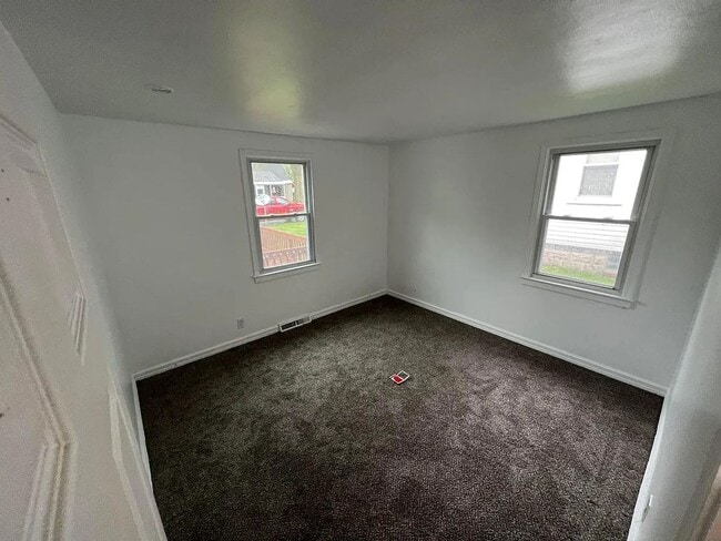 Building Photo - 4 Bedroom 1.5 bath house for rent