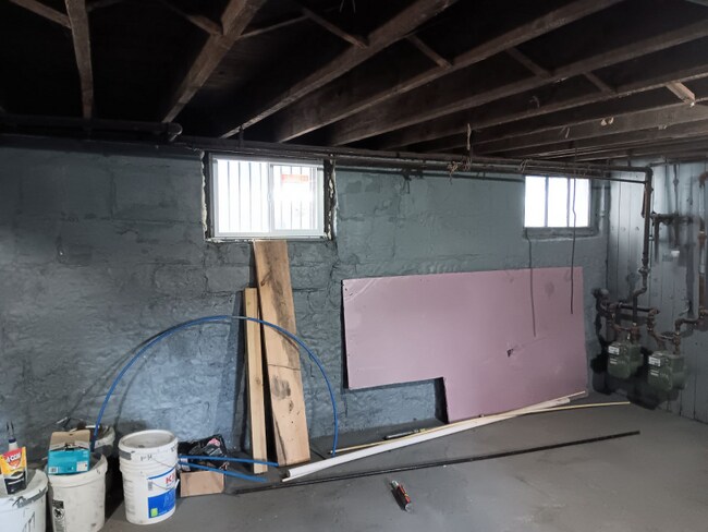 Building Photo - 1382 E 85th St
