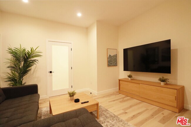 Building Photo - 9040 Phyllis Ave