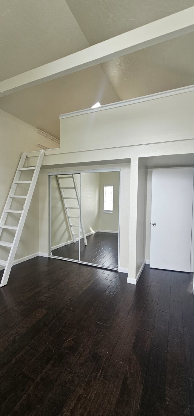 Building Photo - Charming Townhome  w/Bonus Loft and fenced...