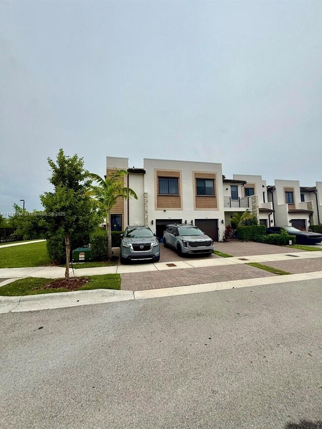 Building Photo - 529 NE 206th Ln