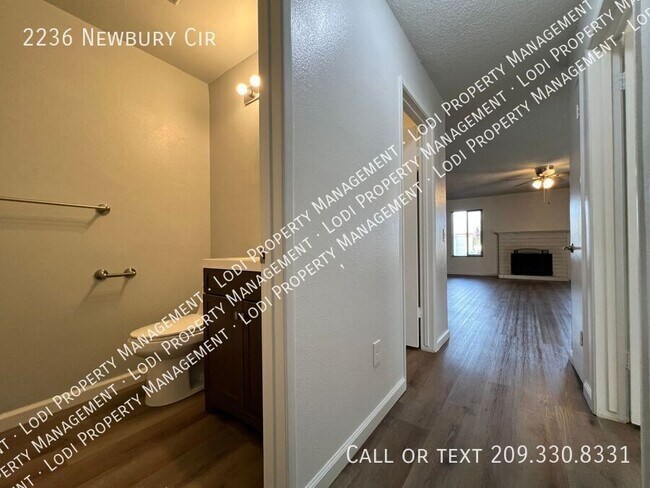 Building Photo - 2236 Newbury Cir