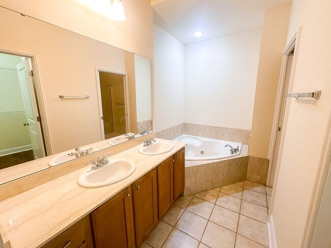 Building Photo - 450 E Ohio Unit 117