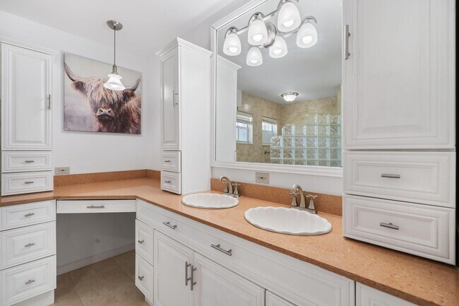 Building Photo - 1527 S Club Dr