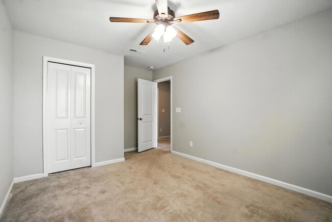 Building Photo - Fully Updated and Move-In Ready with Excep...