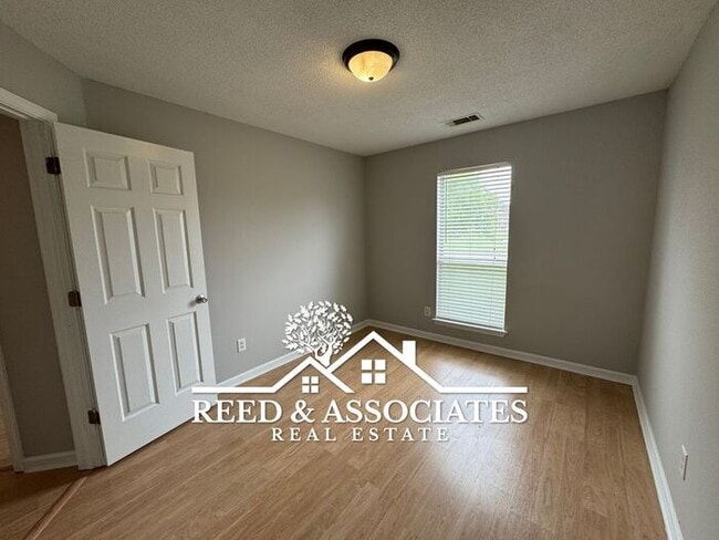 Building Photo - 3 Bedroom in Oakland!
