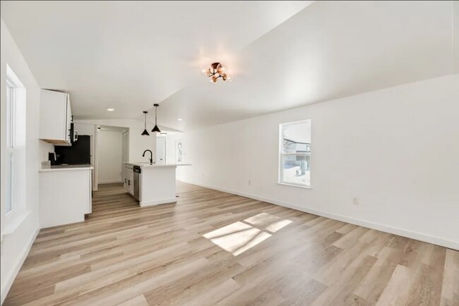 Building Photo - 393 Knollwood Rd
