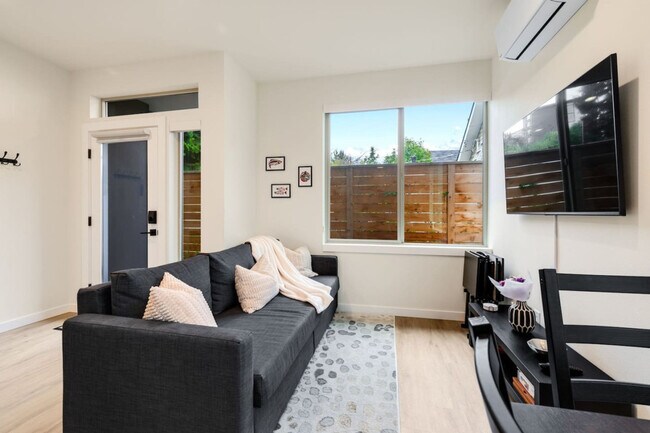 Building Photo - 823 NE 70th St